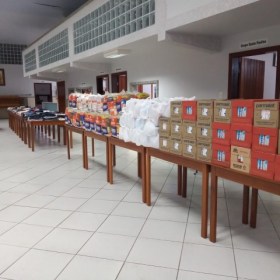 Famílias assistidas pela Ação Social Paroquial recebem doações Famílias assistidas pela Ação Social Paroquial recebem doações