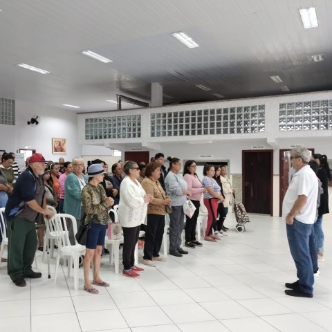 Família atendirecebem doações Família atendirecebem doações