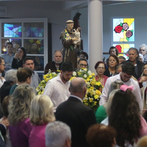 Comunidade paroquial celebra com devoção seu padroeiro Comunidade paroquial celebra com devoção seu padroeiro