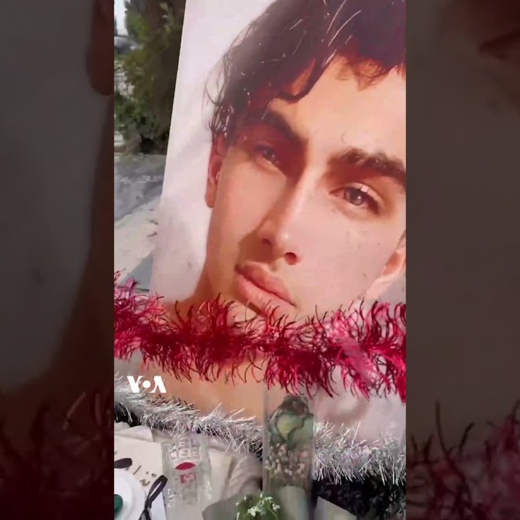 سوگواری مادر پارسا رضادوست، نوجوان کشتهشده در اعتراضات ۱۴۰۱، در زادروز فرزندش سوگواری مادر پارسا رضادوست، نوجوان کشتهشده در اعتراضات ۱۴۰۱، در زادروز فرزندش