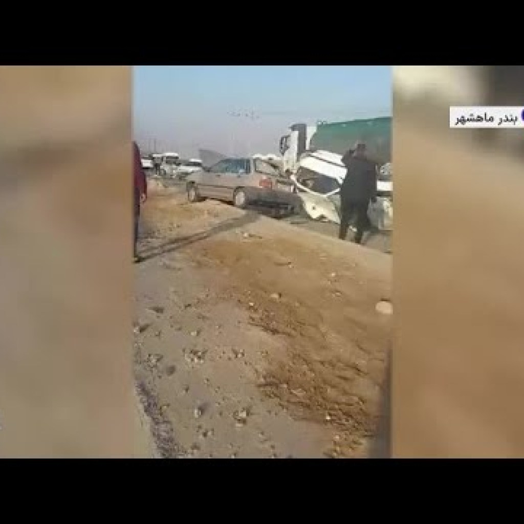 ویدئویی از برخورد یک دستگاه تریلر با ۳۰ خودرو در جاده بندرماهشهر به سربندر ویدئویی از برخورد یک دستگاه تریلر با ۳۰ خودرو در جاده بندرماهشهر به سربندر