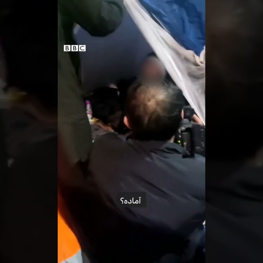 یک زن سالمند زلزلهزده در خوی یک زن سالمند زلزلهزده در خوی