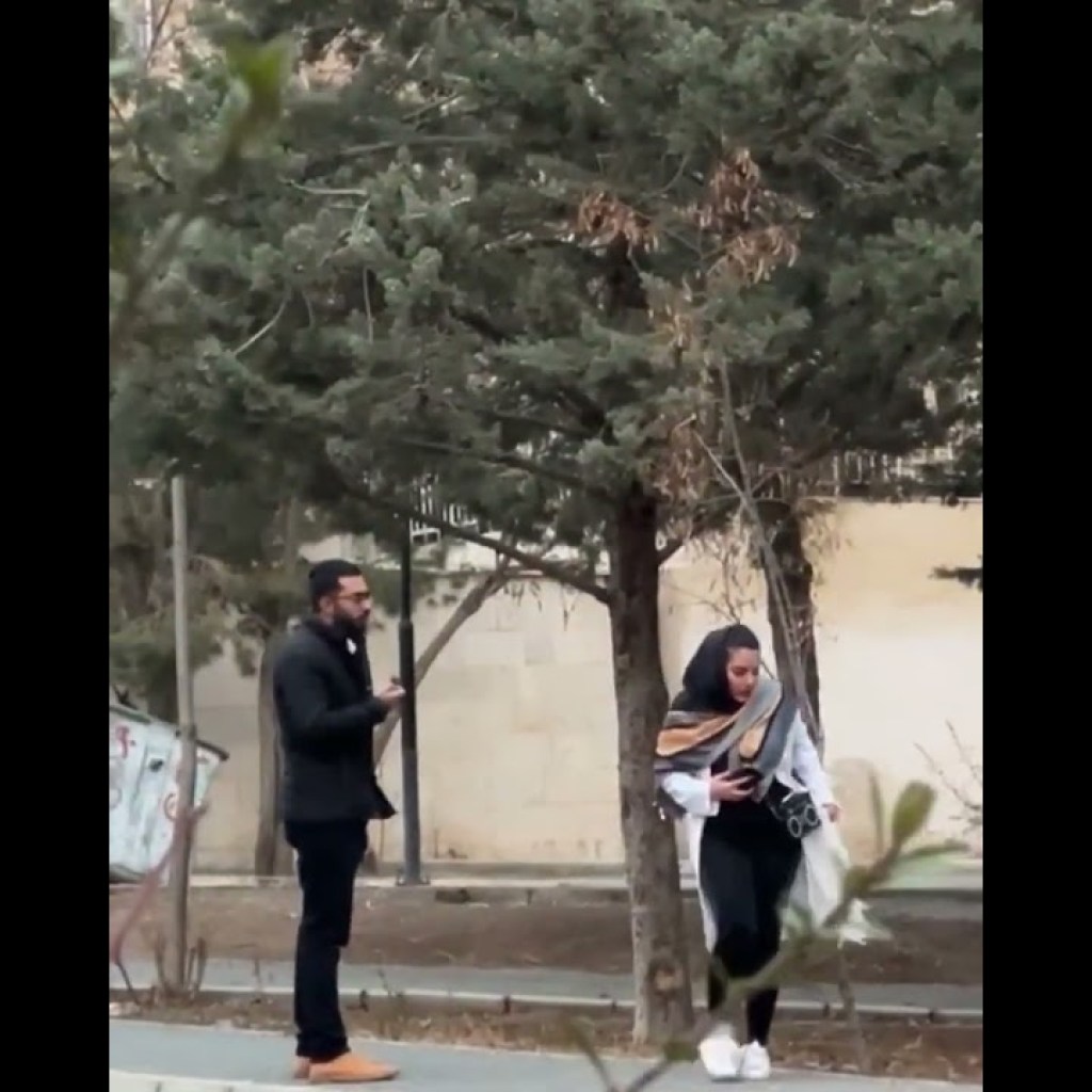 مانتو دختره خونی شده پسره کاپشنشو میده بهش👏🏻 مانتو دختره خونی شده پسره کاپشنشو میده بهش👏🏻