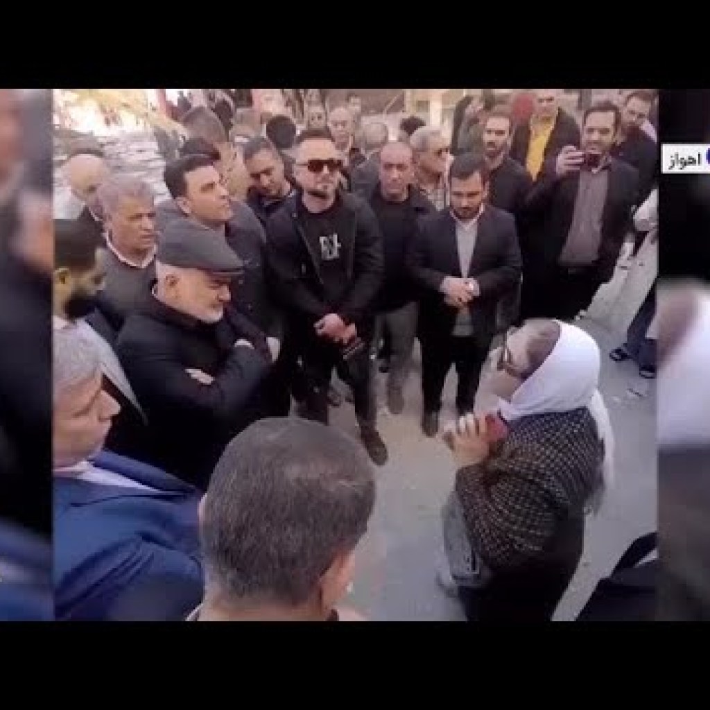 «خدا، نسل خامنه ای را از روی زمین بردار!» فریاد یک زن در مقابل استاندار خوزستان «خدا، نسل خامنه ای را از روی زمین بردار!» فریاد یک زن در مقابل استاندار خوزستان