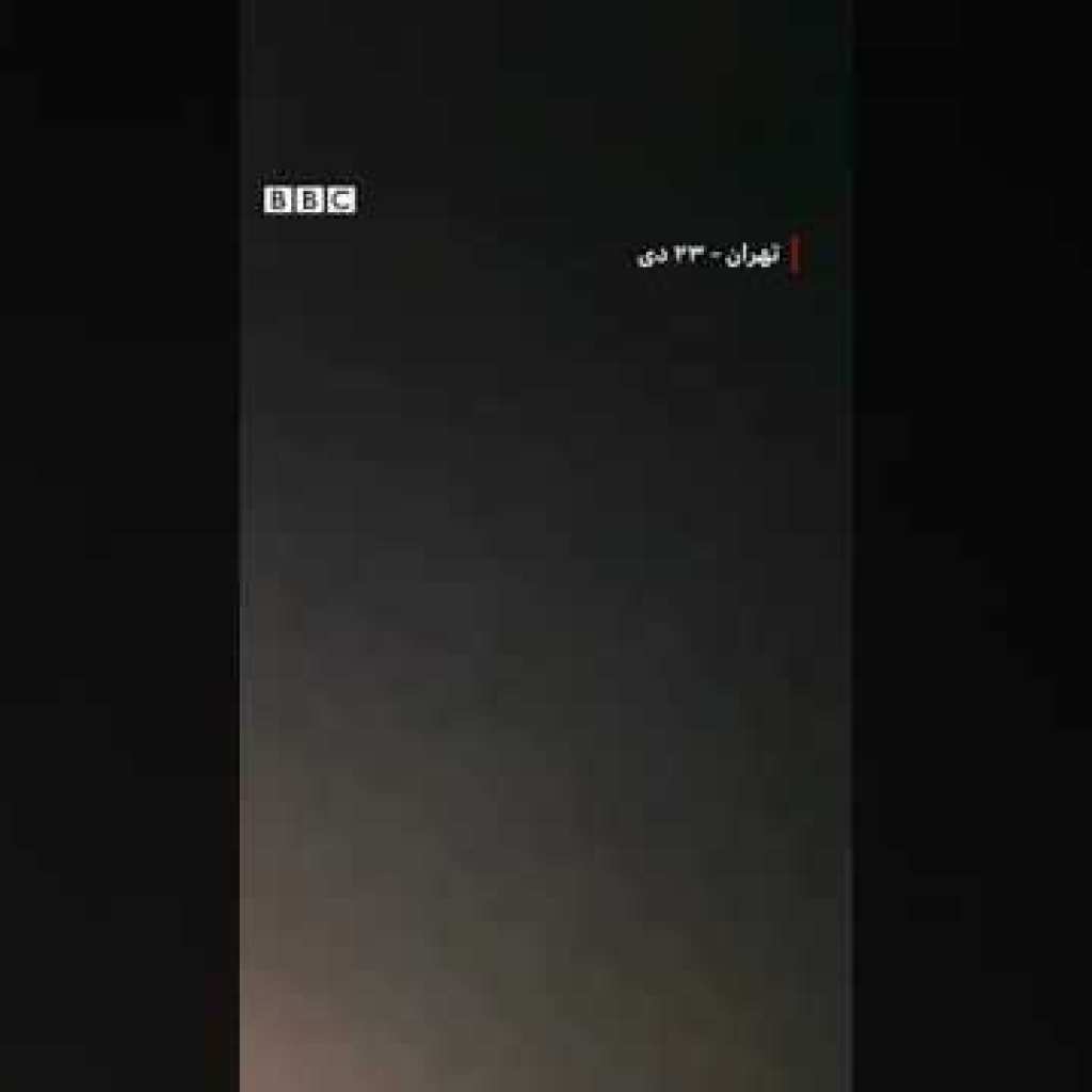این ویدیو مربوط به محلهای در تهران است: «مرگ بر دیکتاتور»، «مرگ بر خامنهای ضحاک» این ویدیو مربوط به محلهای در تهران است: «مرگ بر دیکتاتور»، «مرگ بر خامنهای ضحاک»