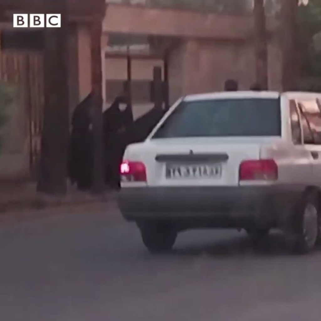 لحظه دستگیری یک زن بدون روسری در خیابان عسجدی سمنان لحظه دستگیری یک زن بدون روسری در خیابان عسجدی سمنان