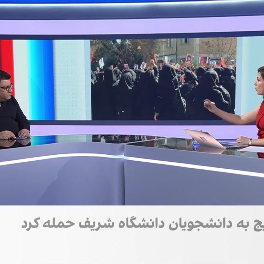 حمله بسیج دانشجویی به استفاده نمادین از «عروسک موش» در اعتراضات دانشگاه صنعتی شریف حمله بسیج دانشجویی به استفاده نمادین از «عروسک موش» در اعتراضات دانشگاه صنعتی شریف