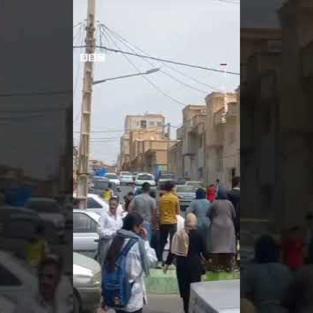 مقابل مدرسه دخترانه و بیمارستان خمینی سقز پس از مسمومیت دختران دانشآموز مقابل مدرسه دخترانه و بیمارستان خمینی سقز پس از مسمومیت دختران دانشآموز