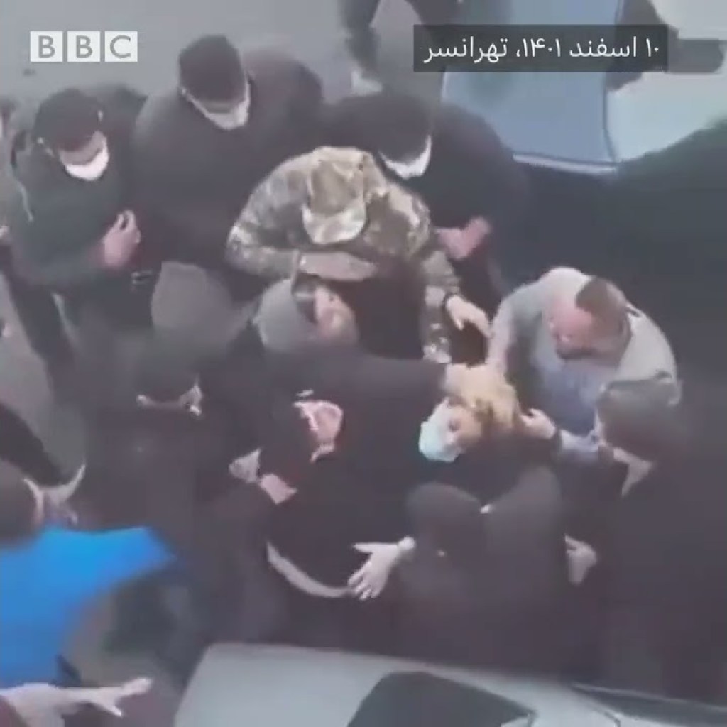 حمله به یک مادر در مقابل مدرسه حمله به یک مادر در مقابل مدرسه