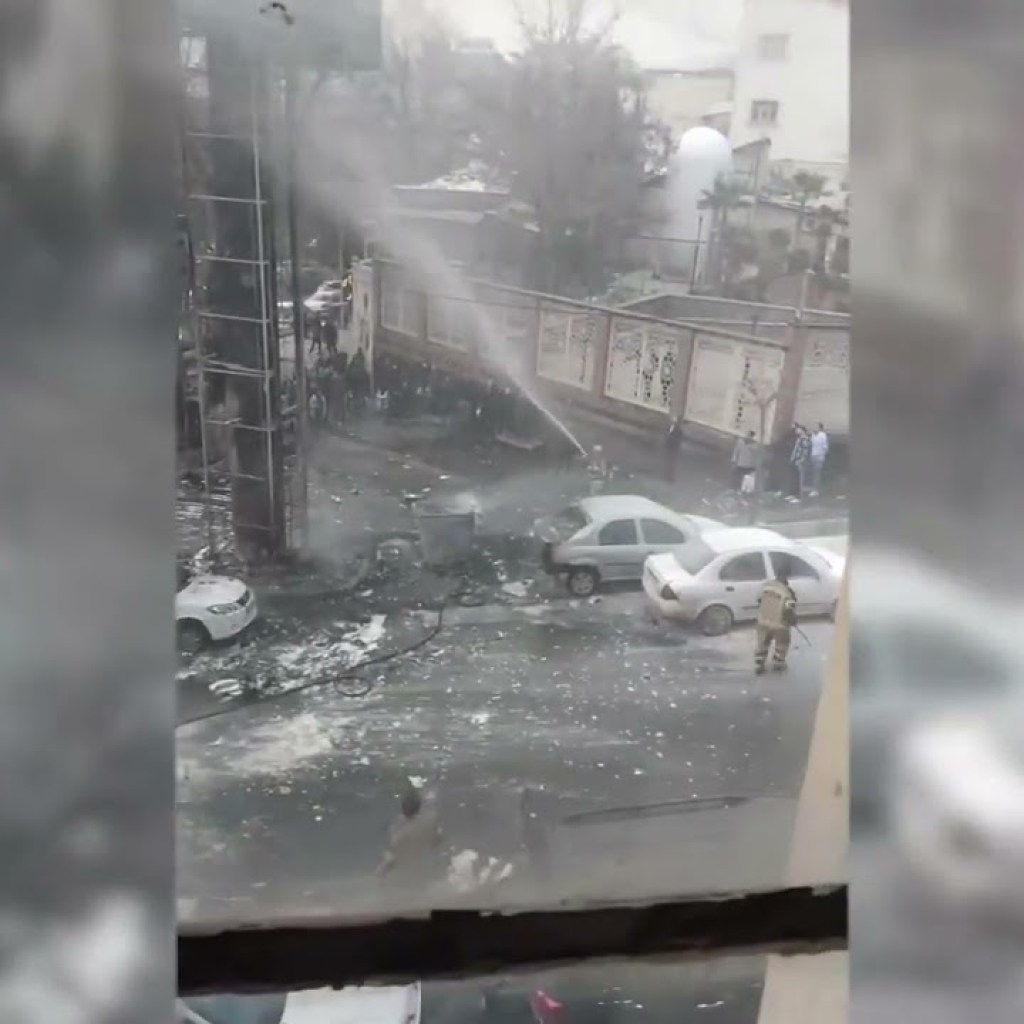 ویدئویی از آتشسوزی بیلبورد تبلیغاتی در میدان قدس تهران به علت نوسانات برق ویدئویی از آتشسوزی بیلبورد تبلیغاتی در میدان قدس تهران به علت نوسانات برق