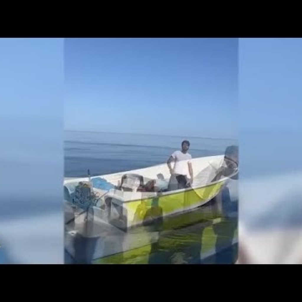 تصاویر منتسب به نجات دو سوختبر بلوچ پس از پنج روز سرگردانی در دریا توسط مردم عمان تصاویر منتسب به نجات دو سوختبر بلوچ پس از پنج روز سرگردانی در دریا توسط مردم عمان