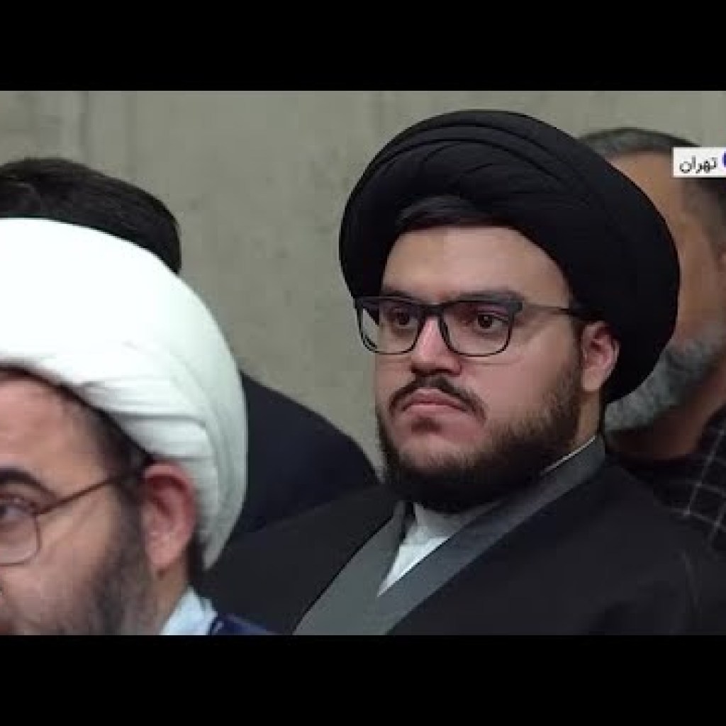 حضور محمدمهدی، یکی از فرزندان حسن نصرالله در سخنرانی خامنهای برای مداحان حضور محمدمهدی، یکی از فرزندان حسن نصرالله در سخنرانی خامنهای برای مداحان
