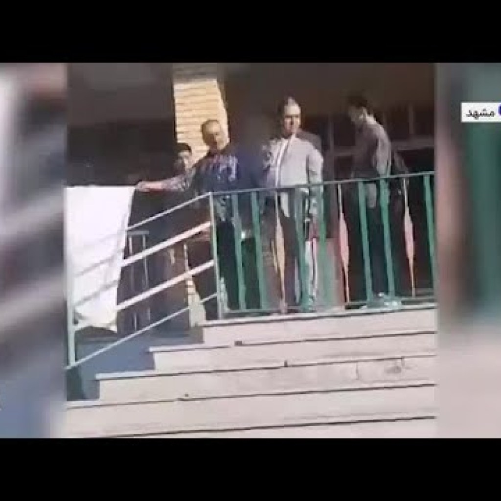 دانشآموزان ایرانی درخواست مدیران مدرسه برای شعار علیه آمریکا و اسرائیل را نادیده گرفتند دانشآموزان ایرانی درخواست مدیران مدرسه برای شعار علیه آمریکا و اسرائیل را نادیده گرفتند