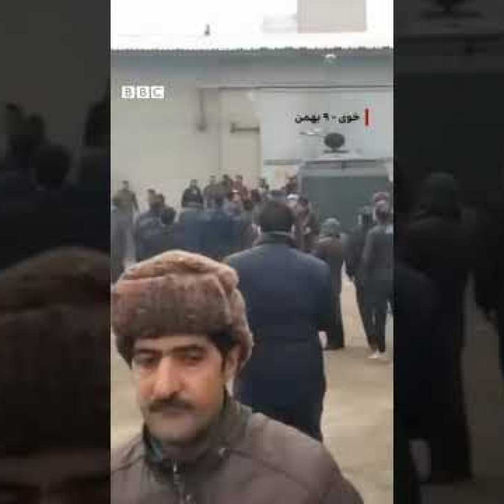 ویدیو از آبپاشیدن ماشین یگان ویژه به سمت مردم آسیب دیده زلزله خوی ویدیو از آبپاشیدن ماشین یگان ویژه به سمت مردم آسیب دیده زلزله خوی