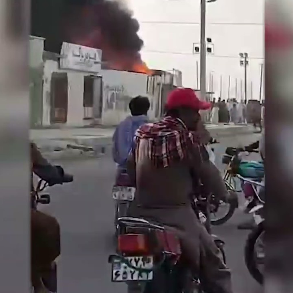 ویدئوی منتسب به آتشسوزی در محل دپوی سوخت در شهر کنارک ویدئوی منتسب به آتشسوزی در محل دپوی سوخت در شهر کنارک