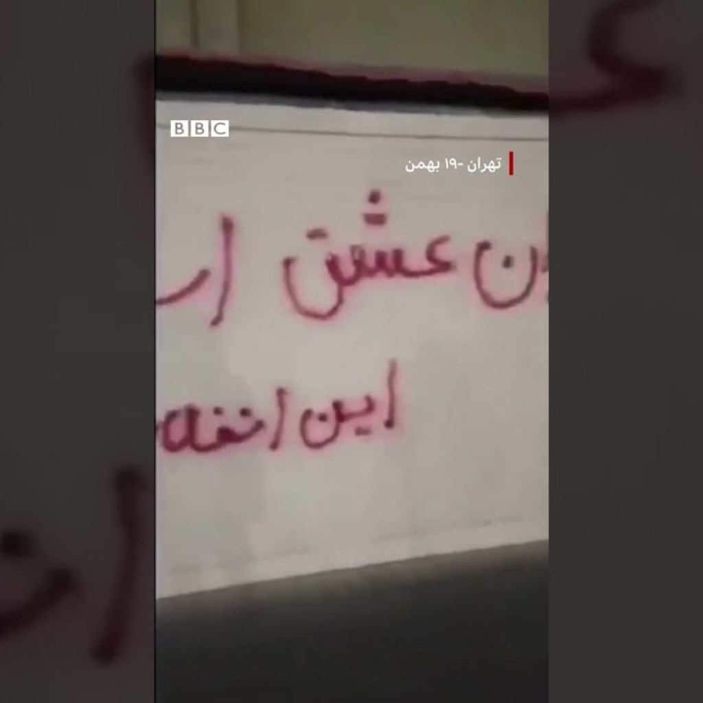 رنگ پاشی بر بنرهای دهه فجر رنگ پاشی بر بنرهای دهه فجر