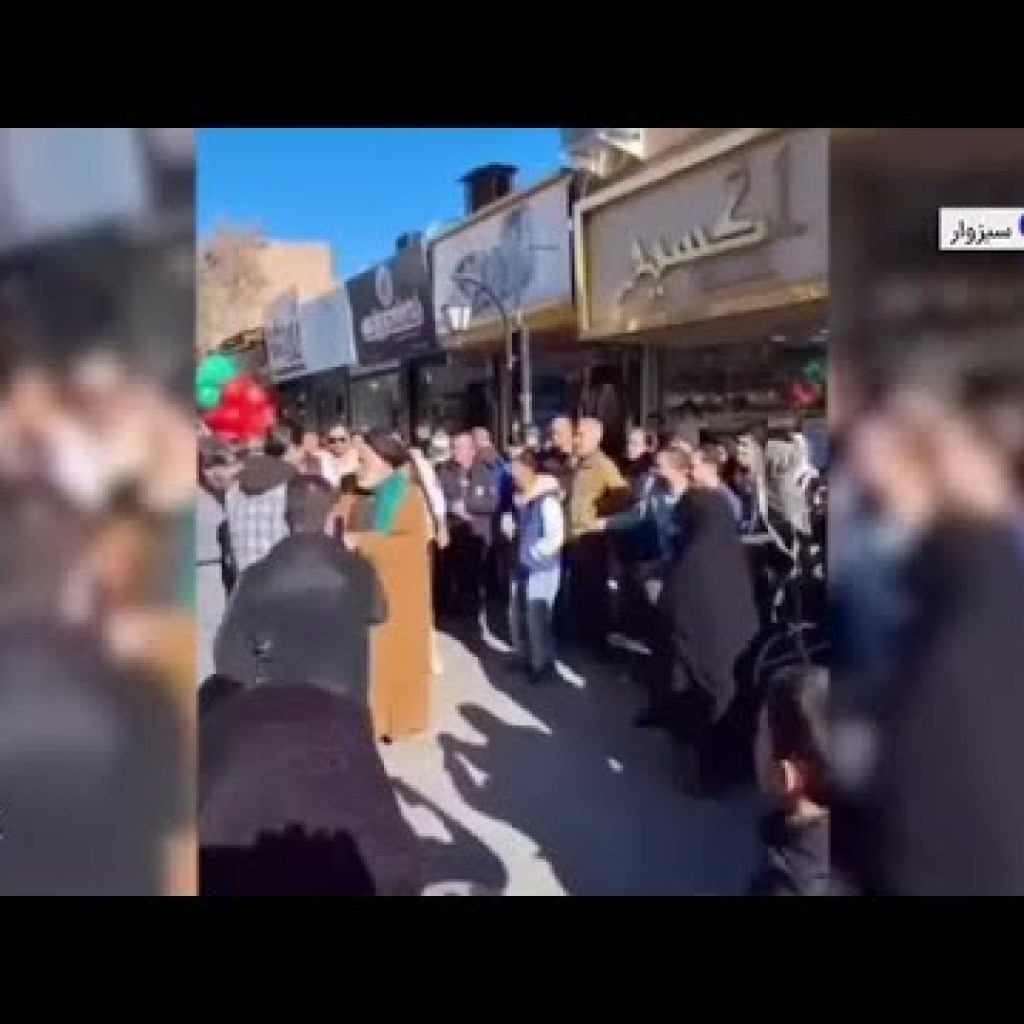 تحقیر آخوندی که میخواست رقص و موسیقی خیابانی را برهم بزند تحقیر آخوندی که میخواست رقص و موسیقی خیابانی را برهم بزند