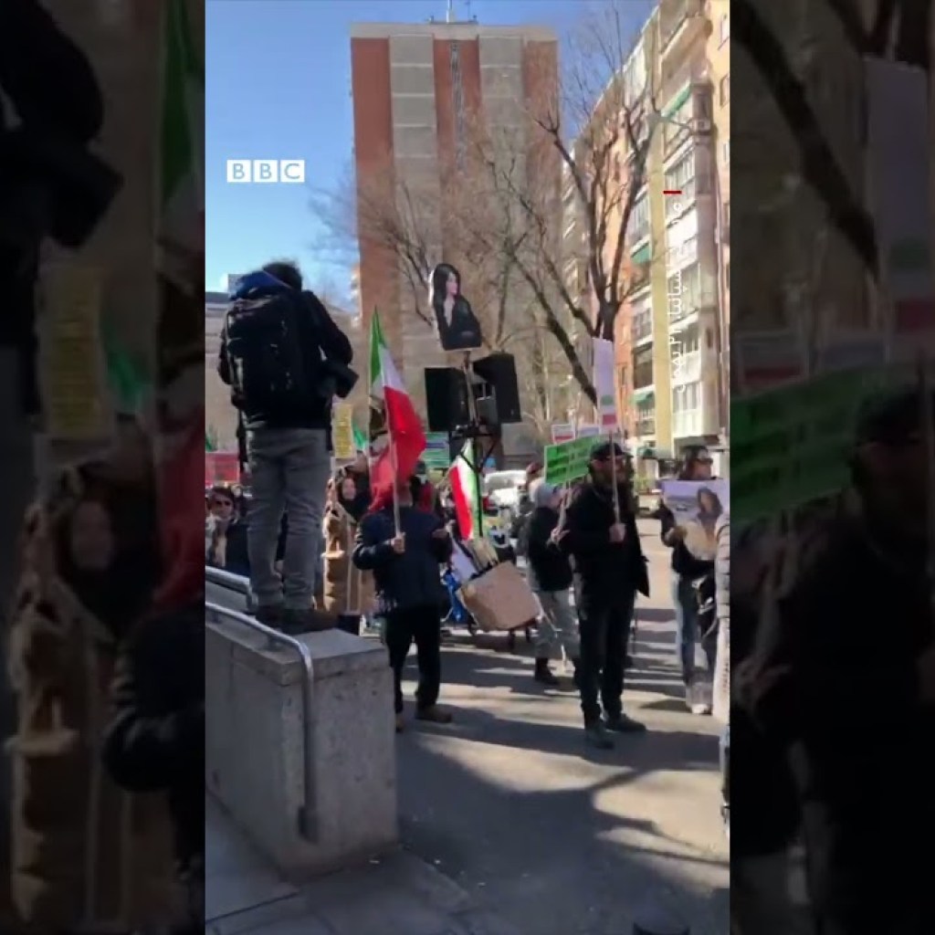 شنبه ۲۲ بهمن گروهی از مخالفان حکومت ایران در شهر مادرید شنبه ۲۲ بهمن گروهی از مخالفان حکومت ایران در شهر مادرید