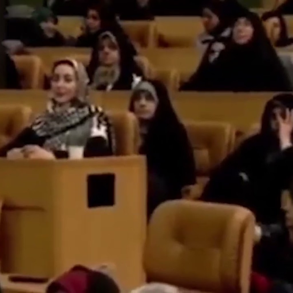 پزشکیان: زمانی که ما دانشجو بودیم بحث حجاب و بیحجاب مطرح نبود پزشکیان: زمانی که ما دانشجو بودیم بحث حجاب و بیحجاب مطرح نبود