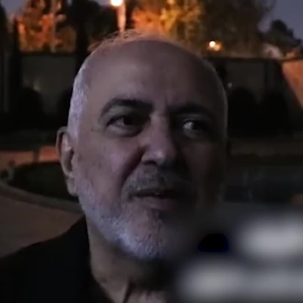 راهکار محمدجواد ظریف برای مصرف کم انرژی: یک لایه بیشتر لباس بپوشید راهکار محمدجواد ظریف برای مصرف کم انرژی: یک لایه بیشتر لباس بپوشید