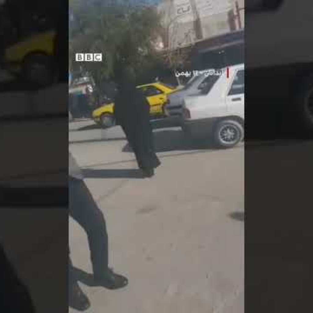 برخورد خشونتآمیز نیروهای امنیتی با خانواده معترضان بازداشتی در مقابل دادگستری آبدانان برخورد خشونتآمیز نیروهای امنیتی با خانواده معترضان بازداشتی در مقابل دادگستری آبدانان