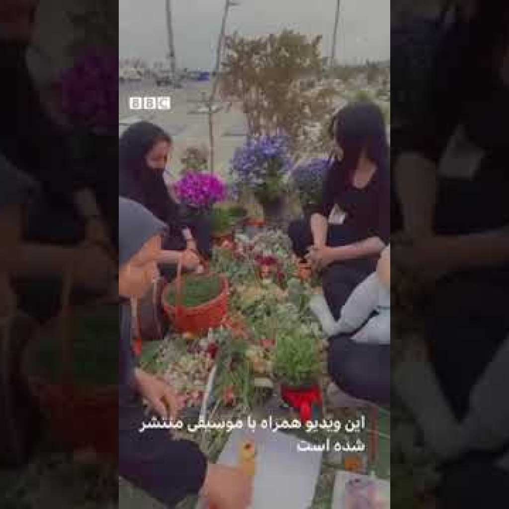 حضور خانواده حدیث نجفی بر مزار او در آستانه نوروز حضور خانواده حدیث نجفی بر مزار او در آستانه نوروز