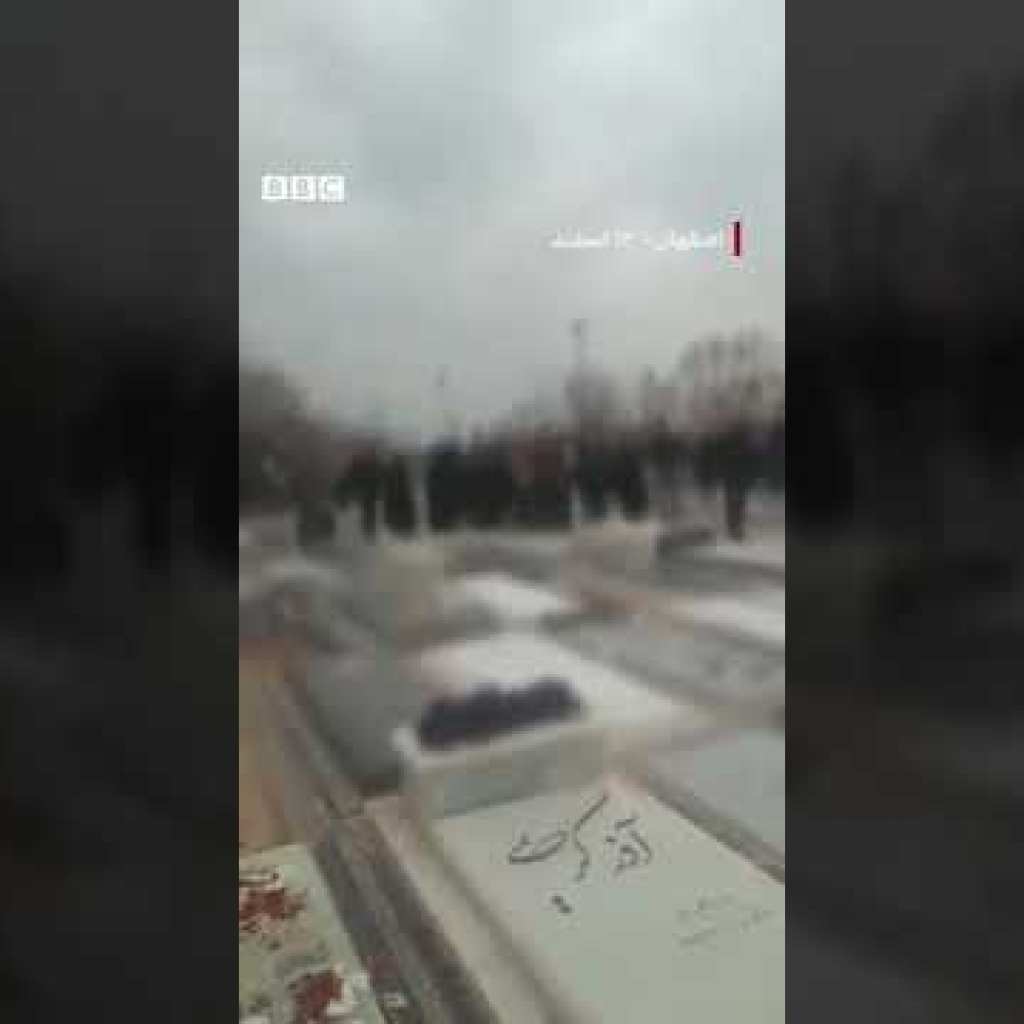 مراسم خاکسپاری کودک دو ساله که با شلیک پلیس در اصفهان کشته شد مراسم خاکسپاری کودک دو ساله که با شلیک پلیس در اصفهان کشته شد