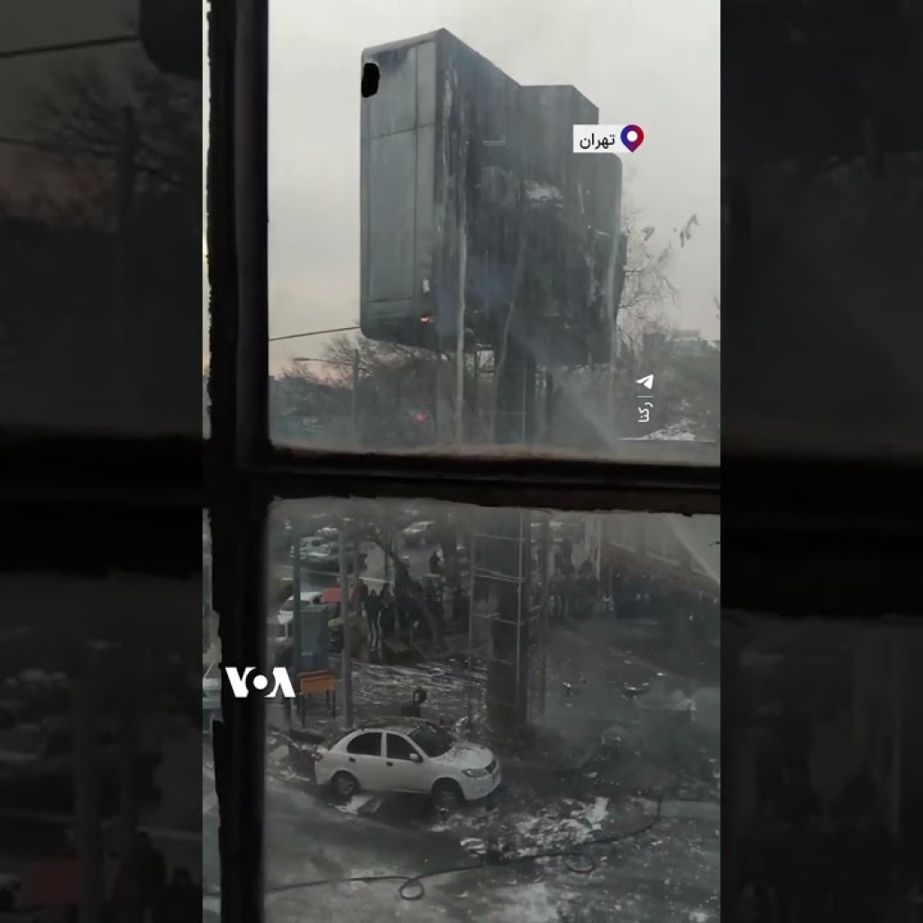 ویدئویی از آتشسوزی بیلبورد تبلیغاتی در میدان قدس تهران به علت نوسانات برق ویدئویی از آتشسوزی بیلبورد تبلیغاتی در میدان قدس تهران به علت نوسانات برق