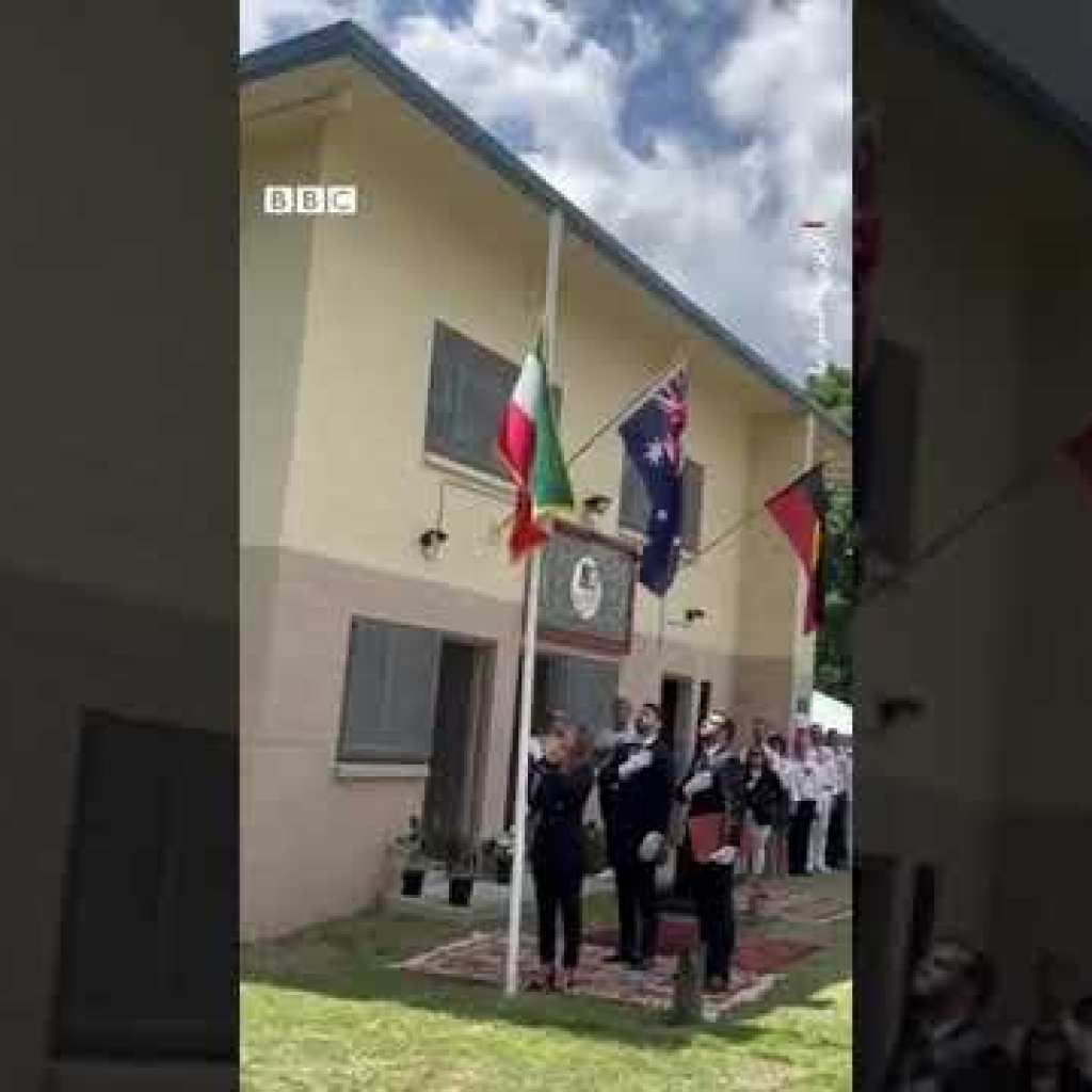 گروهی از ایرانیان مقابل ساختمان کانون ایرانیان کوینزلند جمع شدند و پرچم شیر و خورشید را نصب کردند. گروهی از ایرانیان مقابل ساختمان کانون ایرانیان کوینزلند جمع شدند و پرچم شیر و خورشید را نصب کردند.