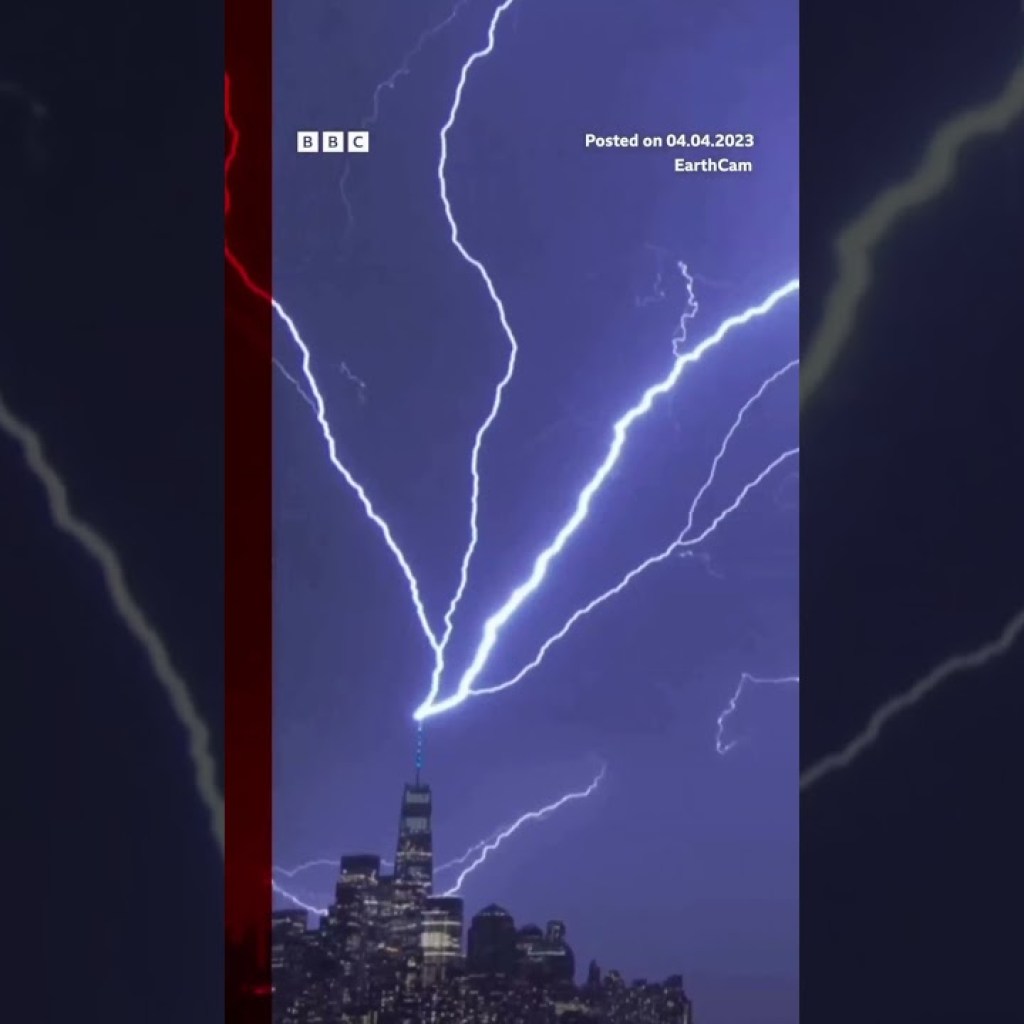 آذرخش قدرتمندی که آسمان نیویورک را درخشان کرد آذرخش قدرتمندی که آسمان نیویورک را درخشان کرد