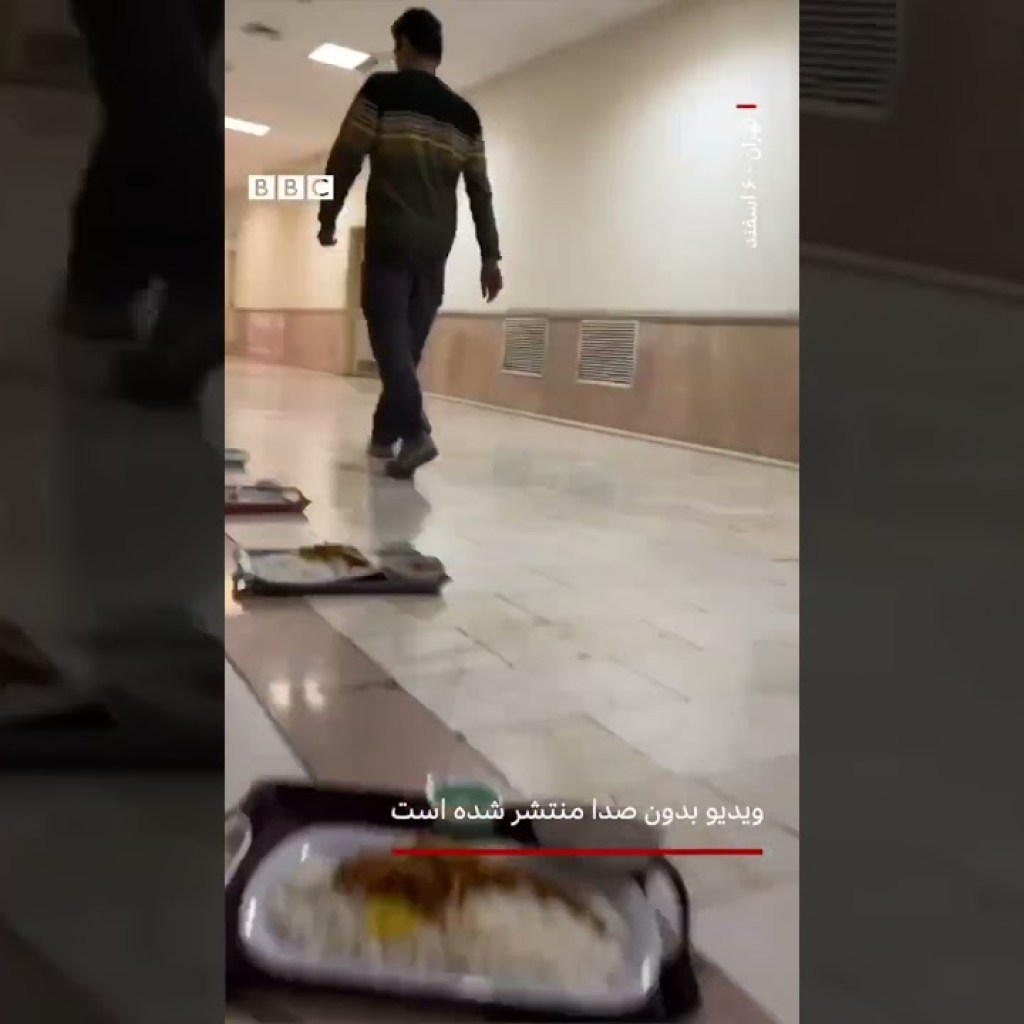 دانشجویان دانشکدههای فنی و مهندسی دانشگاه خواجه نصر سینیهای غذای خود را روی زمین چیدند. دانشجویان دانشکدههای فنی و مهندسی دانشگاه خواجه نصر سینیهای غذای خود را روی زمین چیدند.