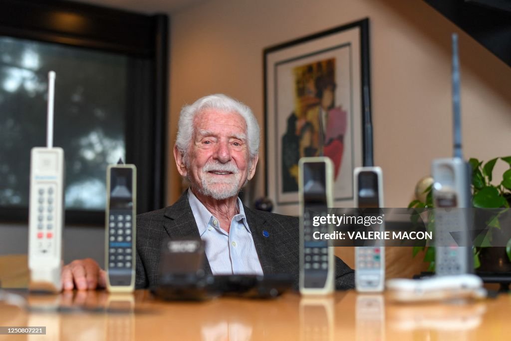 Martin Cooper Pelopor Ponsel Portable Martin Cooper Pelopor Ponsel Portable