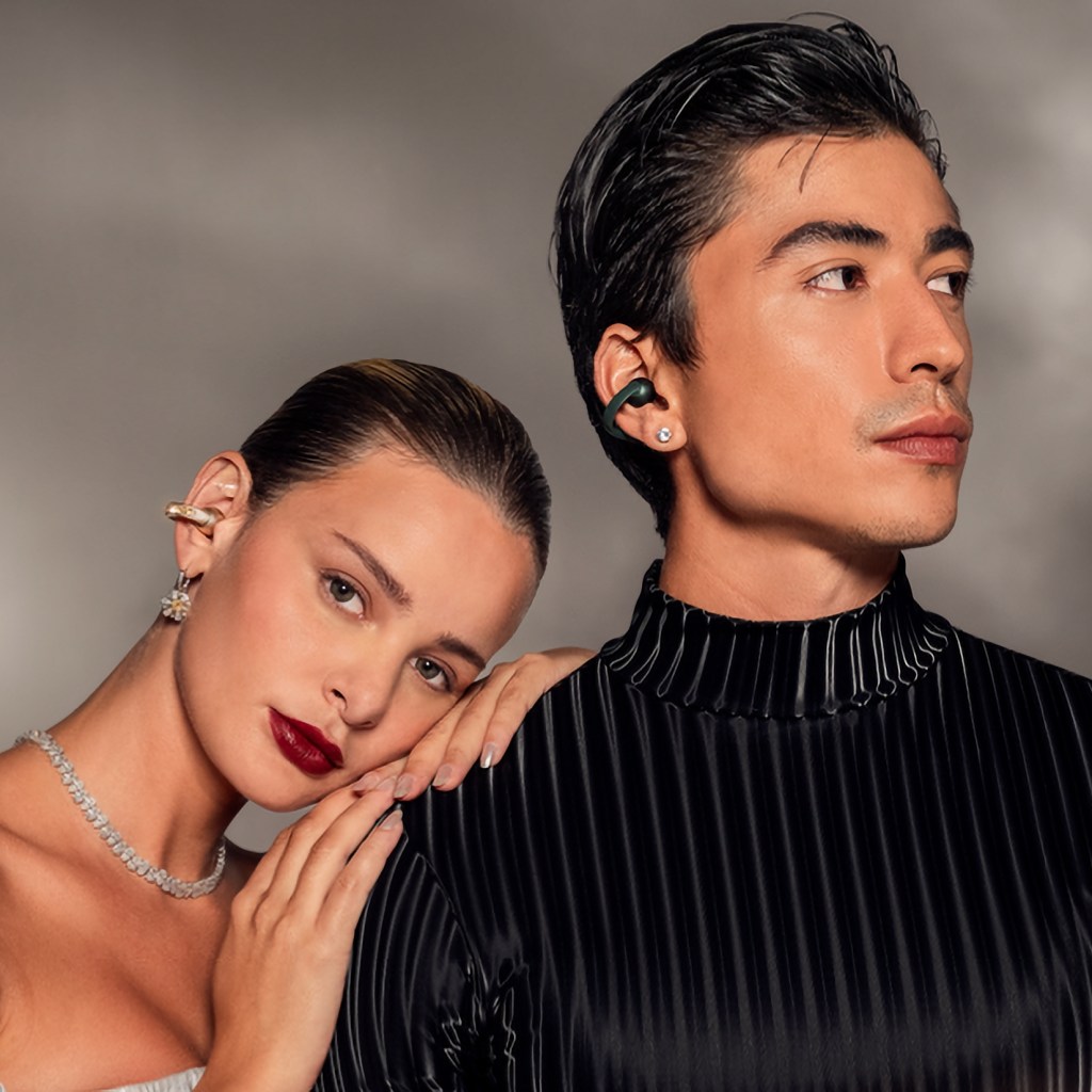 Moto Buds Loops are open-ear earbuds you wear like jewelry Moto Buds Loops are open-ear earbuds you wear like jewelry