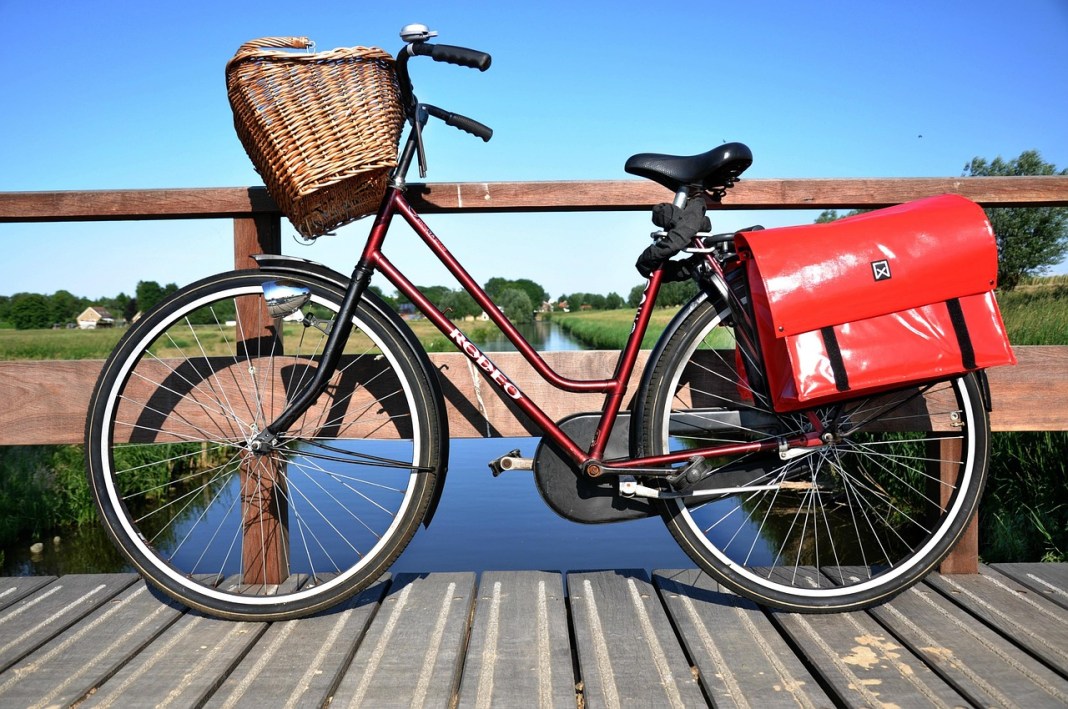 A bicycle library has opened in an empty shop in London A bicycle library has opened in an empty shop in London