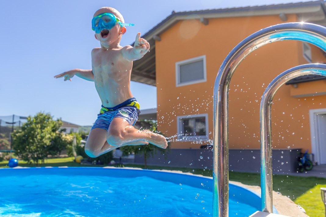 10-year-old brothers save dad from drowning in pool 10-year-old brothers save dad from drowning in pool