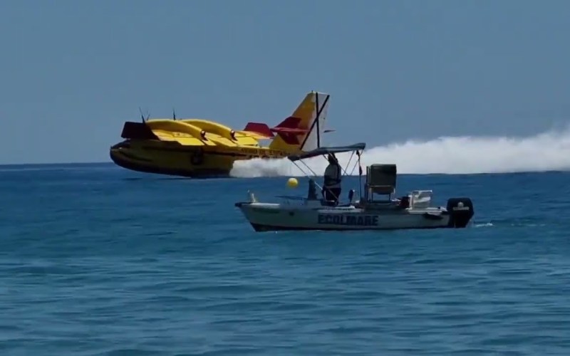 Impresionante: un hidroavión carga agua mientras bañistas disfrutan en el Lago de Sanabria Impresionante: un hidroavión carga agua mientras bañistas disfrutan en el Lago de Sanabria