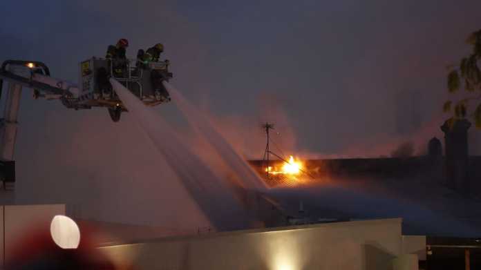 Major Blaze Engulfs Onehunga, Auckland, Prompting Resident Lockdown Amid Thick Smoke Major Blaze Engulfs Onehunga, Auckland, Prompting Resident Lockdown Amid Thick Smoke