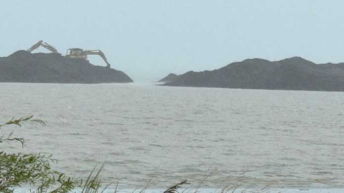 Heavy Rain Hits Hawke’s Bay as Wairoa River Bar Opening Attempted Heavy Rain Hits Hawke’s Bay as Wairoa River Bar Opening Attempted