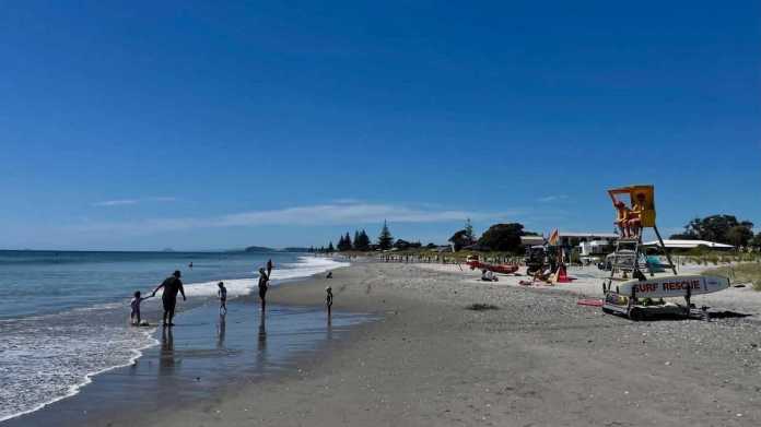 Five Swimmers Rescued from Waihī Beach Rip Current Five Swimmers Rescued from Waihī Beach Rip Current