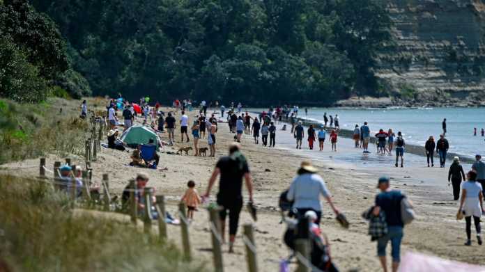 North Shore Beaches Overwhelmed as Heatwave Drives Crowds to Coast North Shore Beaches Overwhelmed as Heatwave Drives Crowds to Coast