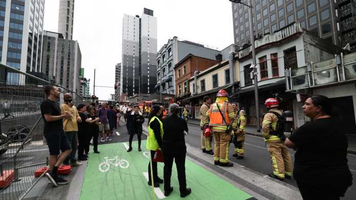 Fire Engulfs Construction Site Behind Central Auckland Hotel Fire Engulfs Construction Site Behind Central Auckland Hotel