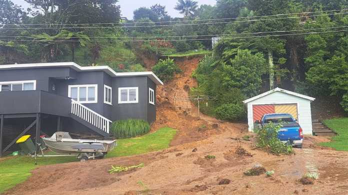 Landslide Prompts Emergency Evacuations in Omokoroa Harbour View Rd Landslide Prompts Emergency Evacuations in Omokoroa Harbour View Rd