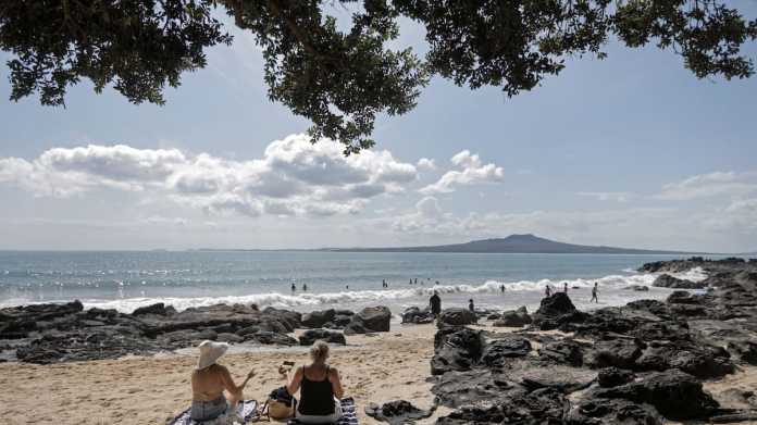 Divided Weekend Ahead: Warmth in the West, Storms in the North Divided Weekend Ahead: Warmth in the West, Storms in the North