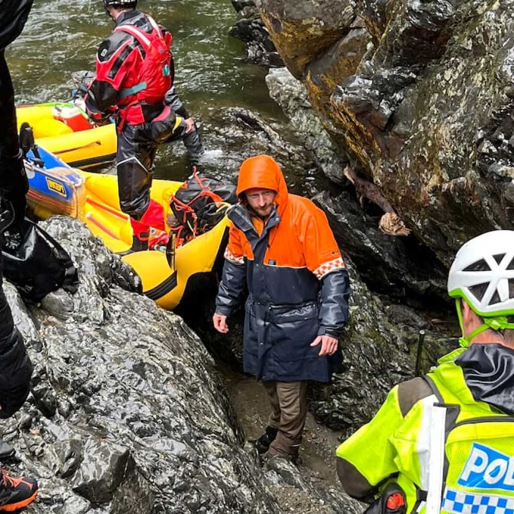 Dramatic Gorge Rescue: Three Stranded Men Saved After Overnight Ordeal Dramatic Gorge Rescue: Three Stranded Men Saved After Overnight Ordeal