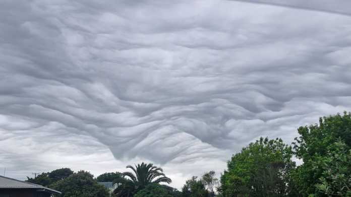 Undulating Skies: New Zealand Witnesses Rare Asperitas Cloud Formations Undulating Skies: New Zealand Witnesses Rare Asperitas Cloud Formations