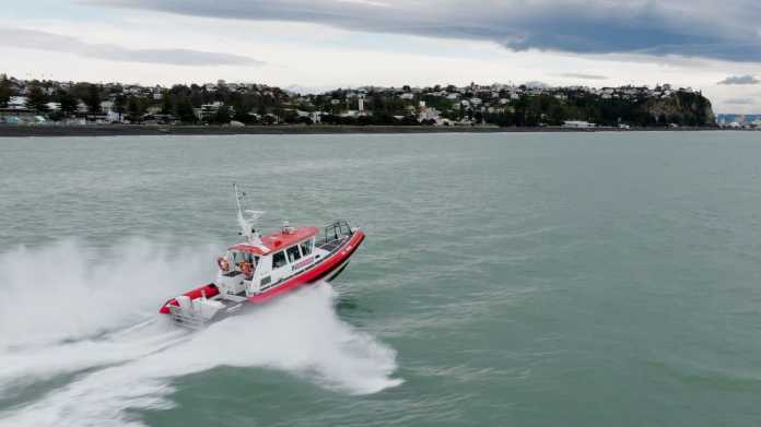 Fishing Boat Capsizes on Sandbar, Prompting Daring Rescue Effort Fishing Boat Capsizes on Sandbar, Prompting Daring Rescue Effort
