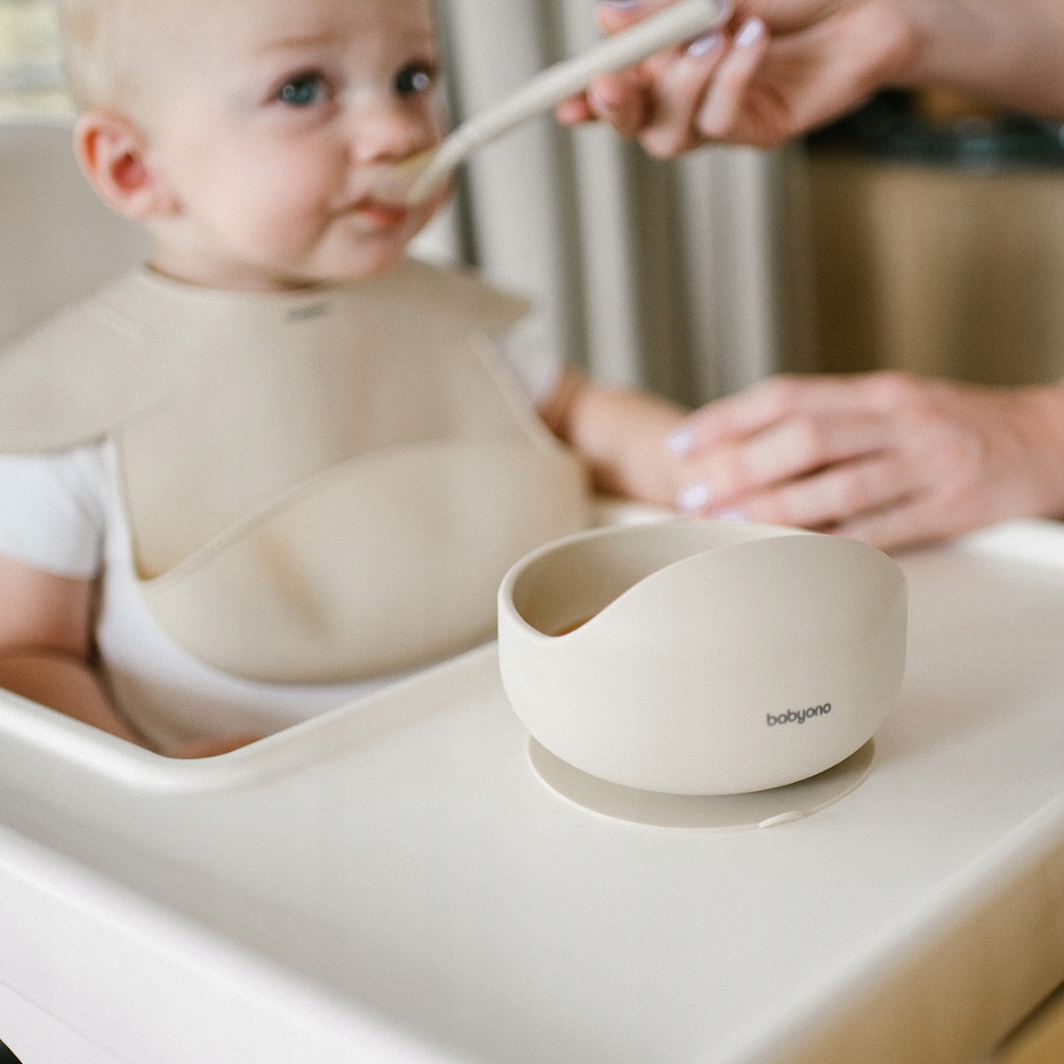 Dubuo ir lėkštė Silikoninių indų rinkinys su siurbtuku Babyono, smėlio spalvos