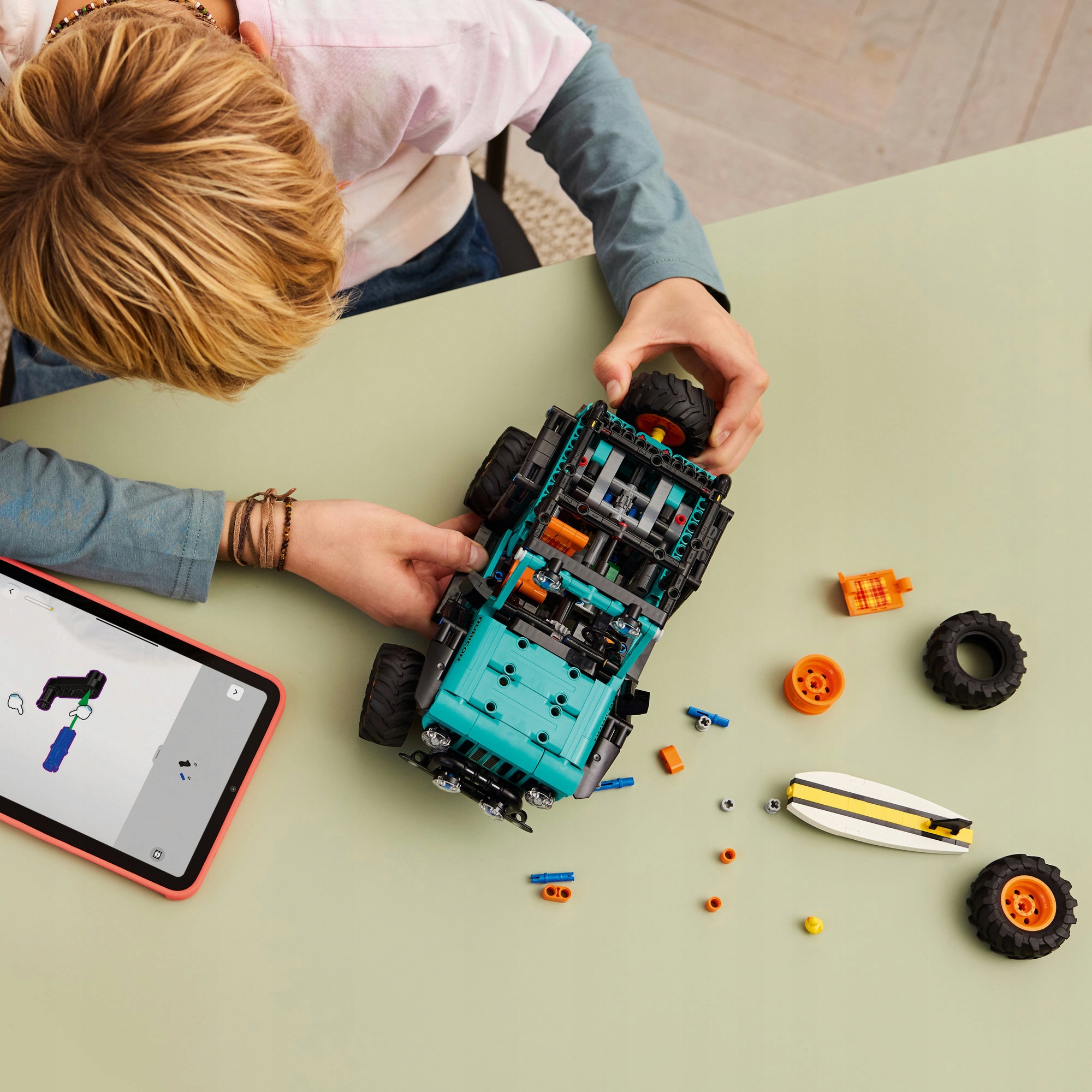 LEGO Technic 42227 visureigis Jeep Wrangler Rubicon, Vaikų gynimo diena