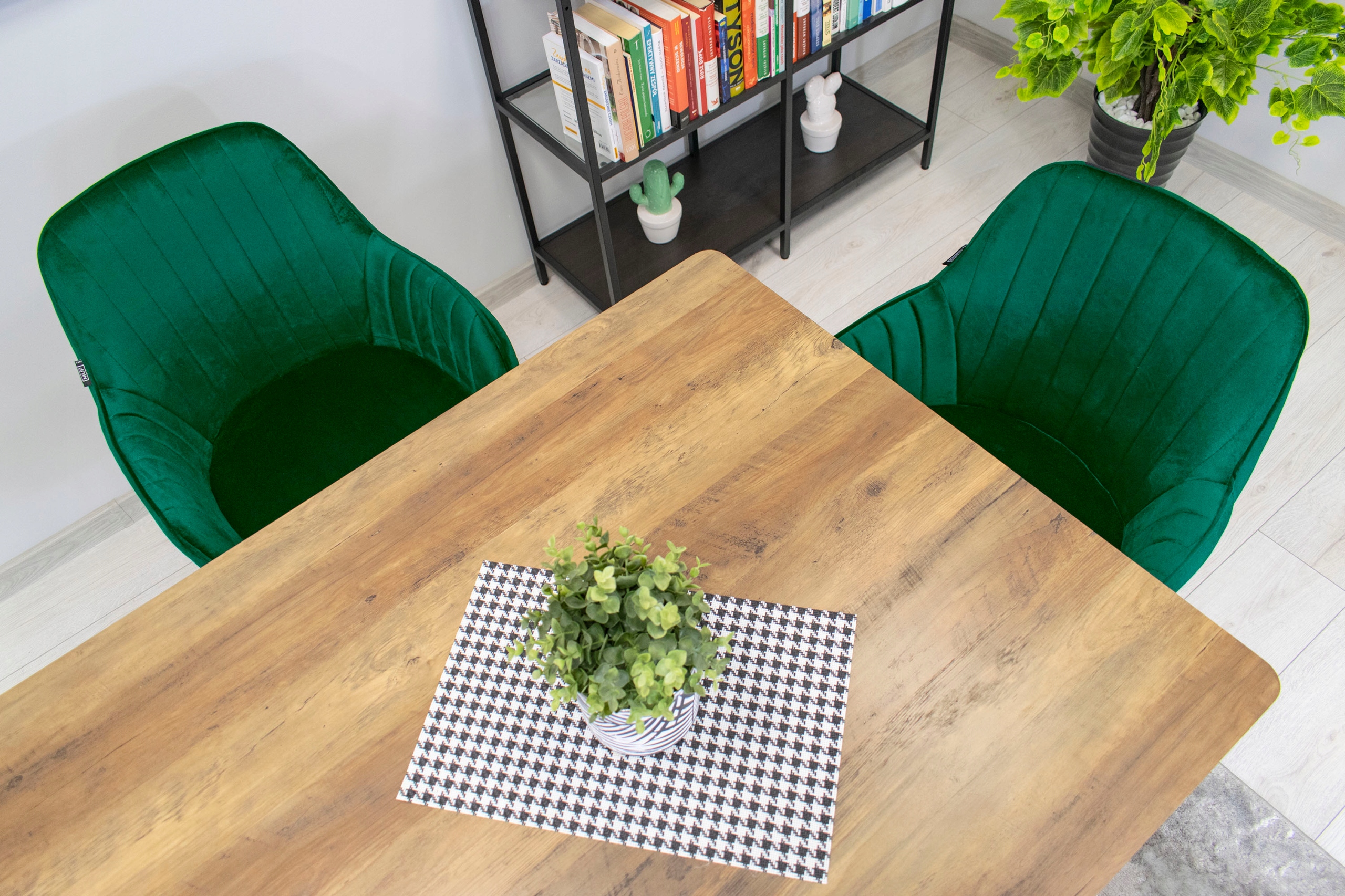 Aksominė minkšta kėdė svetainei virtuvei valgomajam Green MATEO