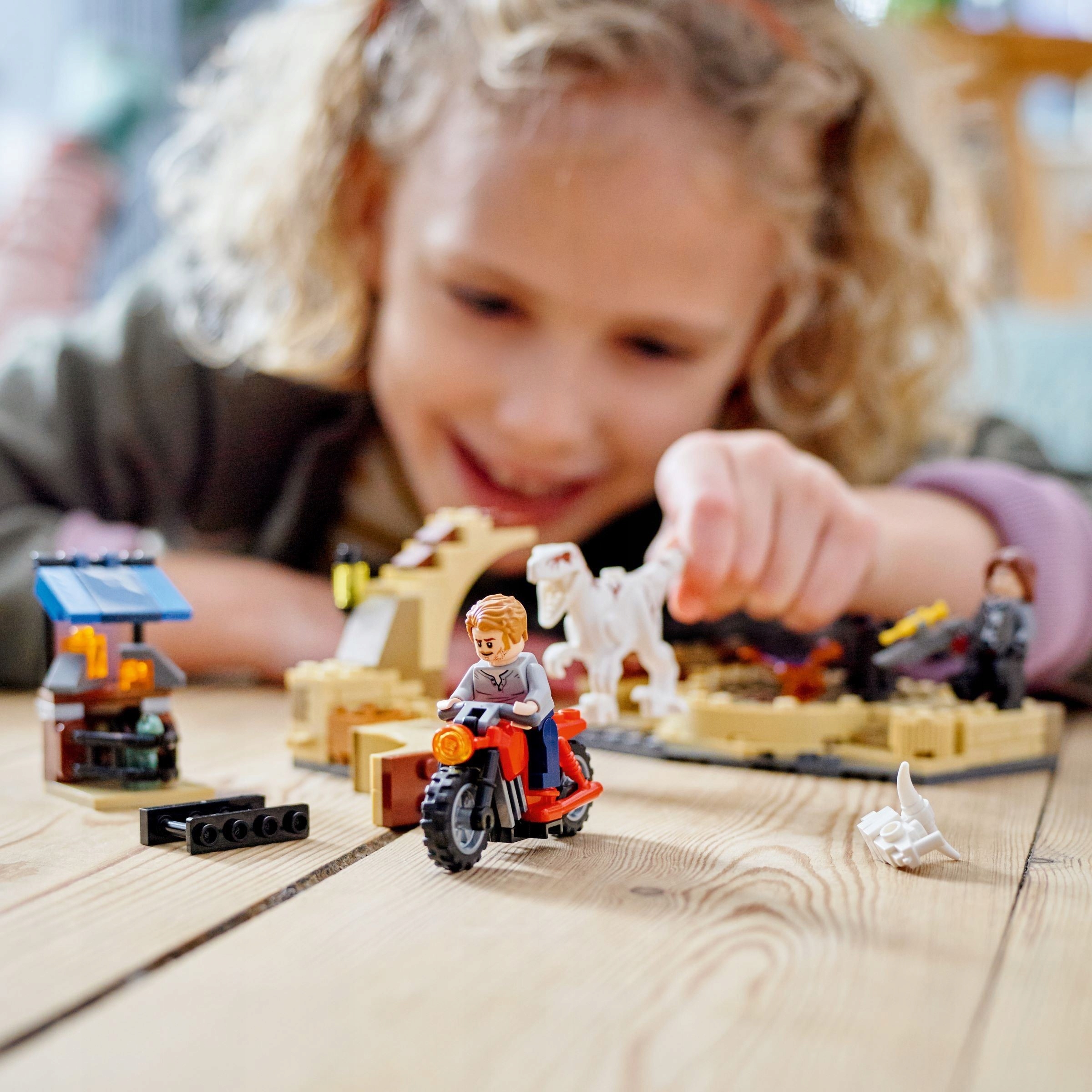 Lego Jurassic World atrocirapto vėžimasis motociklu 76945